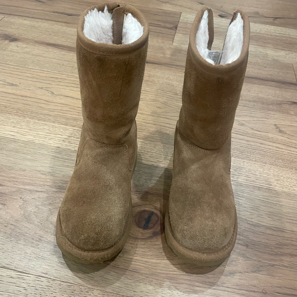 Kids Uggs in great condition - Picture 1 of 5
